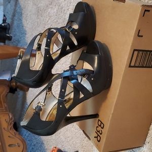 MICHAEL sent black platform heels